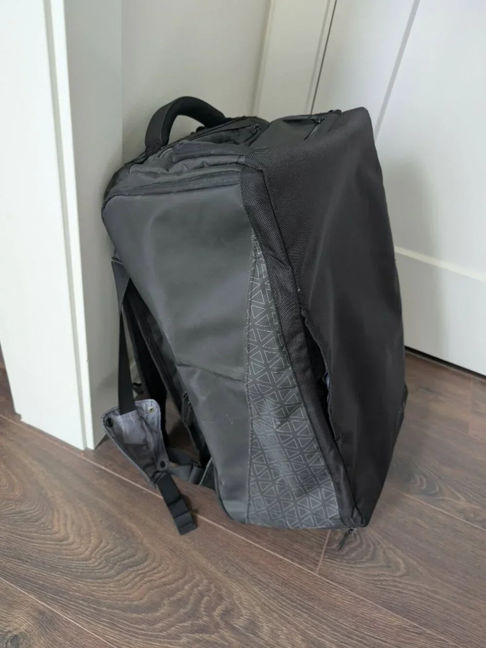 New Never Used Nomatic Travel Bag 40L With All Attachments and Laundry Bag